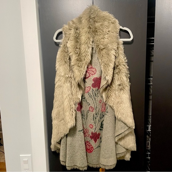 Dylan by True Grit - Faux Fur Open Vest with Rose Detail – Sz. M - Picture 4 of 9